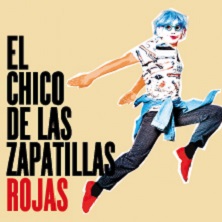 El chico de las zapatillas rojas