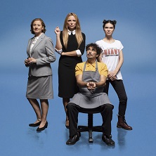 Hombres que escriben en habitaciones peque&ntilde;as