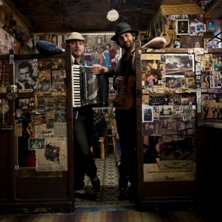 M&uacute;sica popular con instrumentos ins&oacute;litos