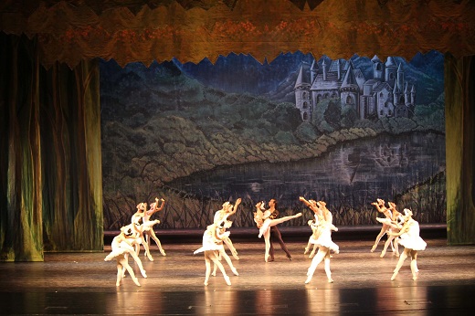 El lago de los Cisnes - Ballet cl&aacute;sico de Cuba Lau