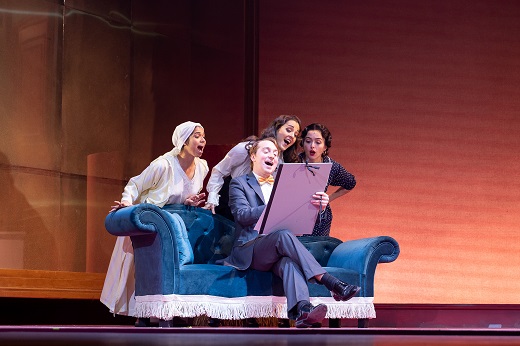 El tiempo entre costuras