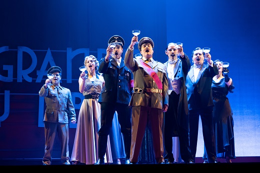 El tiempo entre costuras