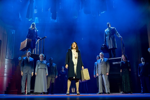 El tiempo entre costuras