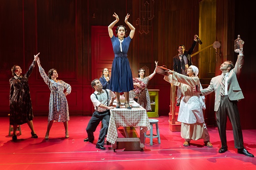 El tiempo entre costuras