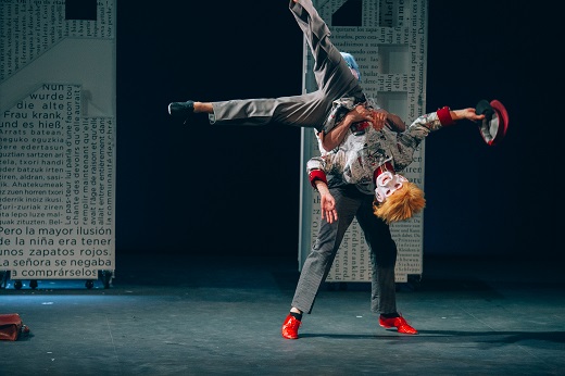 El chico de las zapatillas rojas