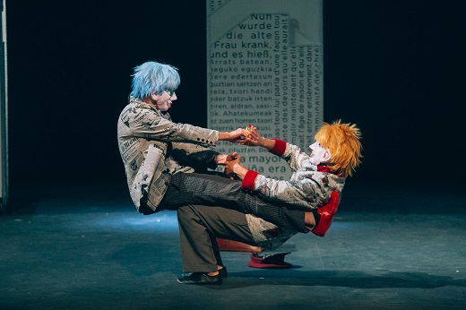 El chico de las zapatillas rojas