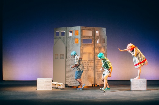 El chico de las zapatillas rojas