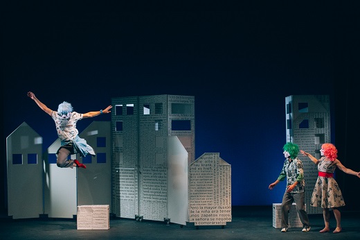 El chico de las zapatillas rojas