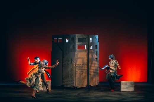 El chico de las zapatillas rojas