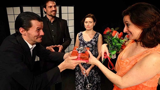 Extra&ntilde;a pareja