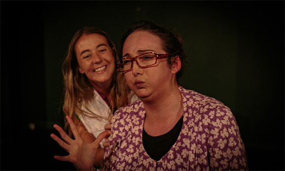 Gente encerrada en sitios