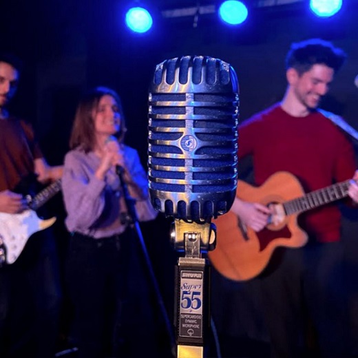 Noche de micros azules