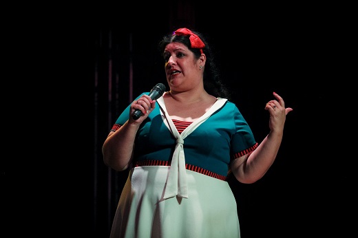 Mujeres al borde de un ataque de risa