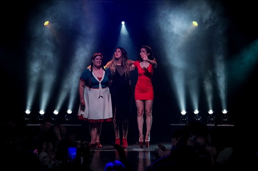 Mujeres al borde de un ataque de risa