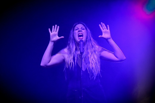 Mujeres al borde de un ataque de risa