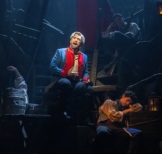 Adri&aacute;n Salzedo como 'Valjean'y elenco. Foto Danny 