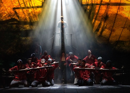 Los Miserables Ensemble. Prologo. Foto Danny Kaan