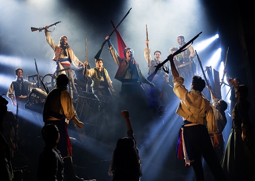Barricada. Javier Manente como 'Enjolras' y elenco