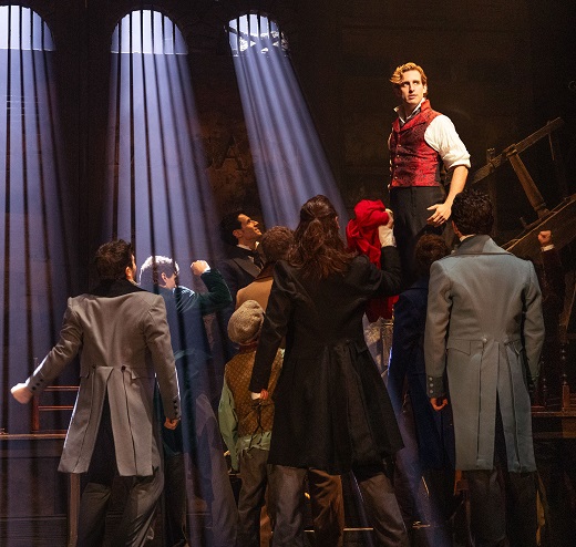 Javier Manente como 'Enjolras' y elenco. Foto Dann