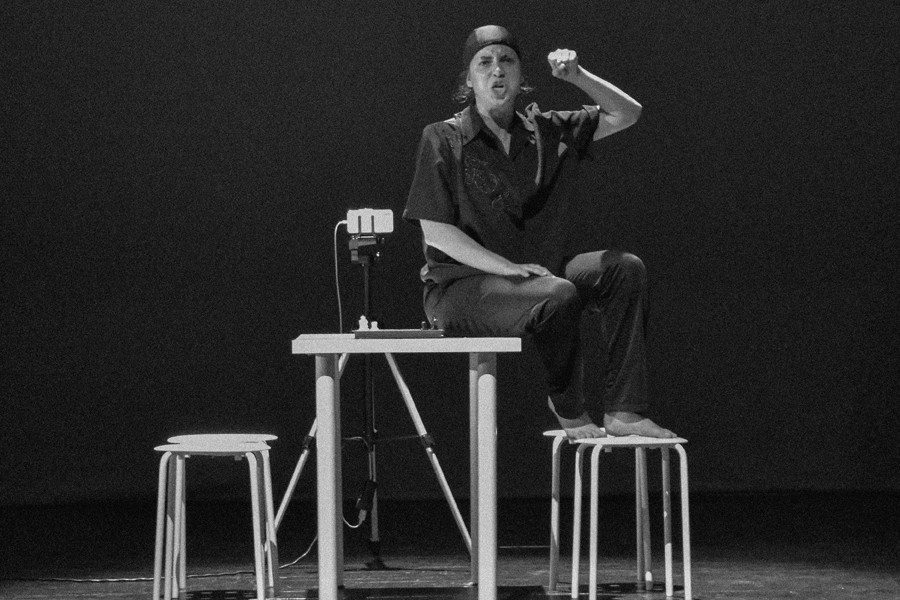 Personas haciendo cosas