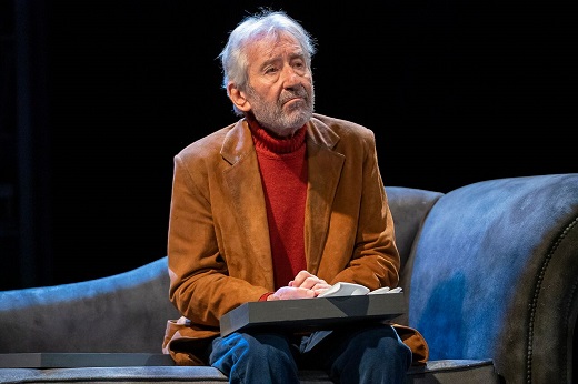 Se&ntilde;ora de rojo sobre fondo gris