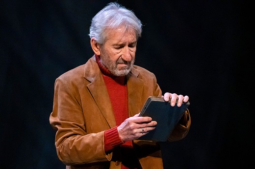 Se&ntilde;ora de rojo sobre fondo gris