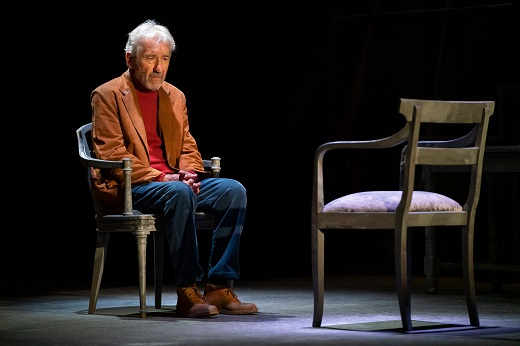 Se&ntilde;ora de rojo sobre fondo gris