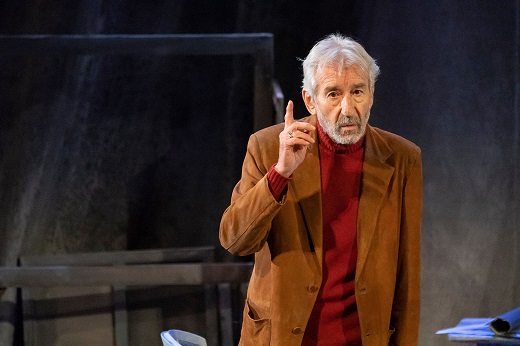 
Se&ntilde;ora de rojo sobre fondo gris