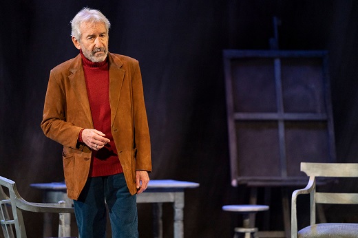 Se&ntilde;ora de rojo sobre fondo gris