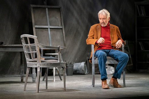 Se&ntilde;ora de rojo sobre fondo gris