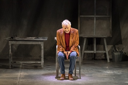 Se&ntilde;ora de rojo sobre fondo gris