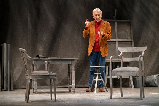 Se&ntilde;ora de rojo sobre fondo gris