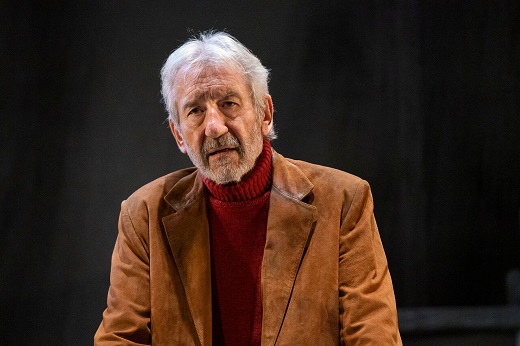 
Se&ntilde;ora de rojo sobre fondo gris