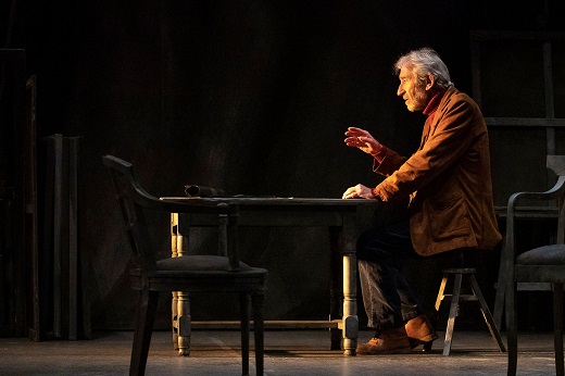 Se&ntilde;ora de rojo sobre fondo gris