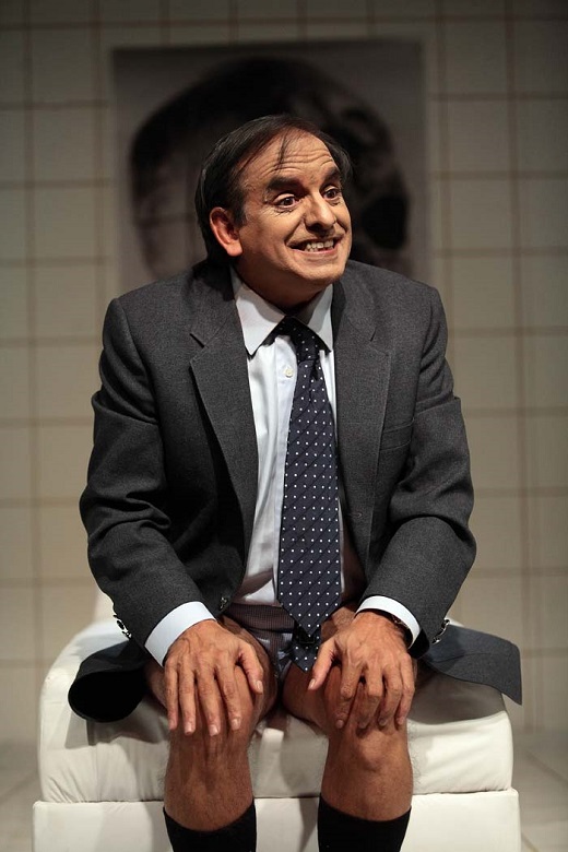 Sangre en el div&aacute;n
