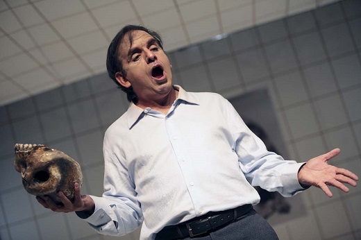 Sangre en el div&aacute;n